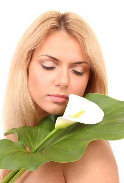 Güzel bir genç kadın beyaz calla ve beyaz arka plan yakın çekim yaprak ile — Stok fotoğraf