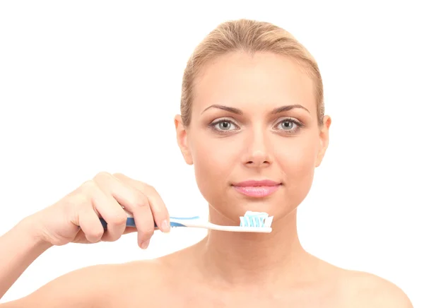 Ελκυστική νεαρή γυναίκα με μια οδοντόβουρτσα σε λευκό φόντο κοντινό πλάνο — Φωτογραφία Αρχείου