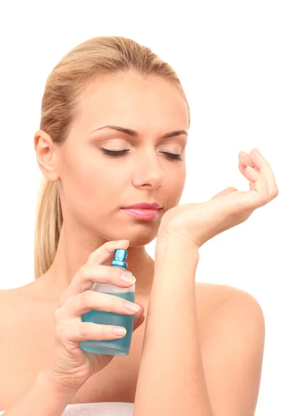 Charmig ung kvinna med parfym på vit bakgrund närbild — Stockfoto