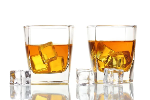Два стакана виски и лед, изолированные на белом — стоковое фото
