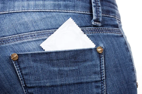 Preservativo no bolso de jeans azuis — Fotografia de Stock