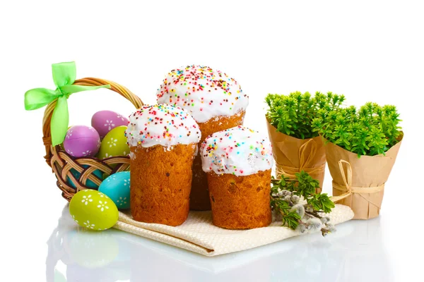 漂亮的复活节蛋糕、 丰富多彩的蛋在篮子和阴部柳树枝条上白色隔离 — 图库照片