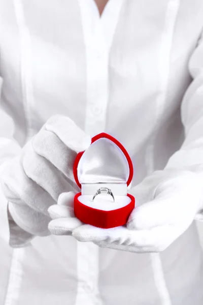 Mujeres manos sosteniendo anillo en caja — Foto de Stock