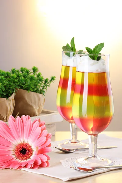 Az üvegek, a kávézóban tabla Gyümölcs kisselek — Stock Fotó