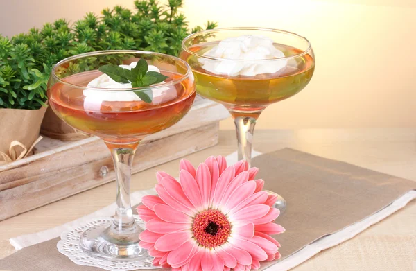 Gelatina di frutta in bicchieri e frutta sul tavolo nel caffè — Foto Stock