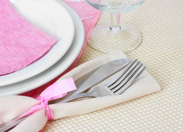 Ajuste de mesa con tenedor, cuchillo, platos y servilleta —  Fotos de Stock