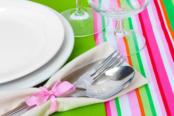 포크, 스푼, 칼, 접시와 냅킨 테이블 설정 — 스톡 사진