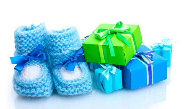 Vackra gåvor och babys stövletter isolerad på vit — Stockfoto