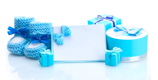 Hermosos regalos, bootees babys y postal en blanco, aislado en blanco —  Fotos de Stock