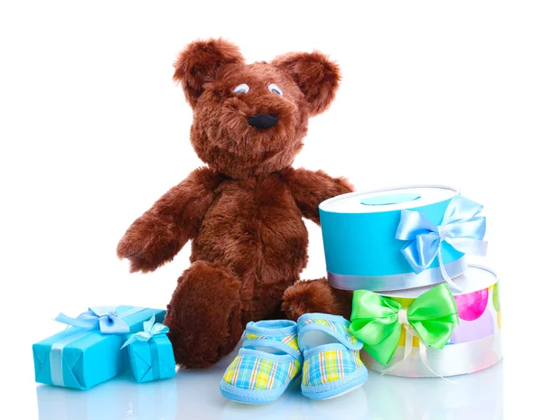 Schöne Geschenke, Babystiefel und Bärenspielzeug isoliert auf weiß — Stockfoto