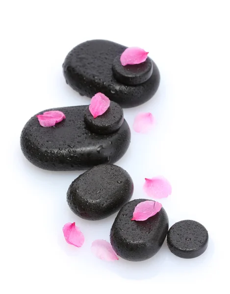 Spa stenen met druppels en roze bloemblaadjes geïsoleerd op wit — Stockfoto