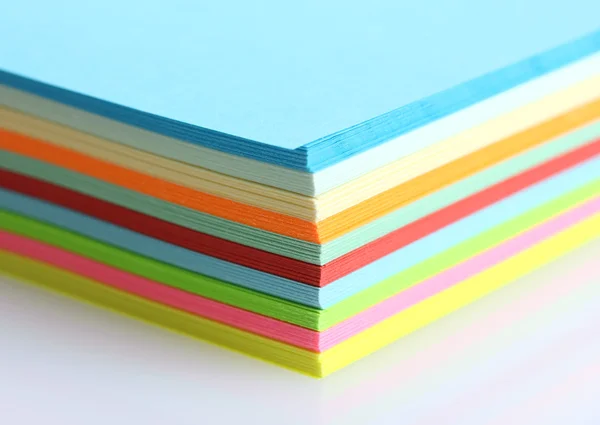Papier coloré lumineux isolé sur blanc — Photo