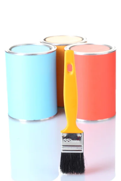 Farbdosen mit Pinseln isoliert auf weißer Nahaufnahme — Stockfoto