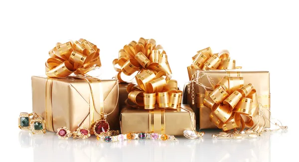 Varias joyas de oro y regalos aislados en blanco — Foto de Stock