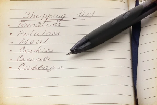 Lista della spesa e penna primo piano — Foto Stock