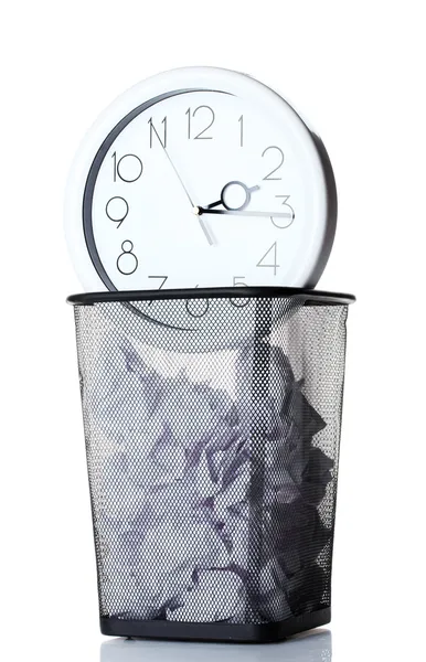 Relógio de parede e papel em lixeira de metal isolado em branco — Fotografia de Stock