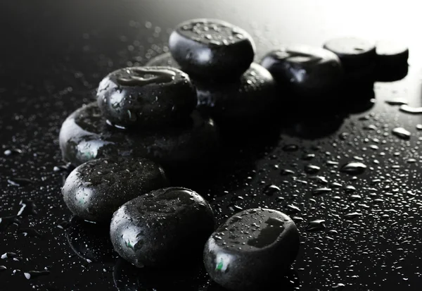 Piedras de spa con gotas sobre fondo gris —  Fotos de Stock