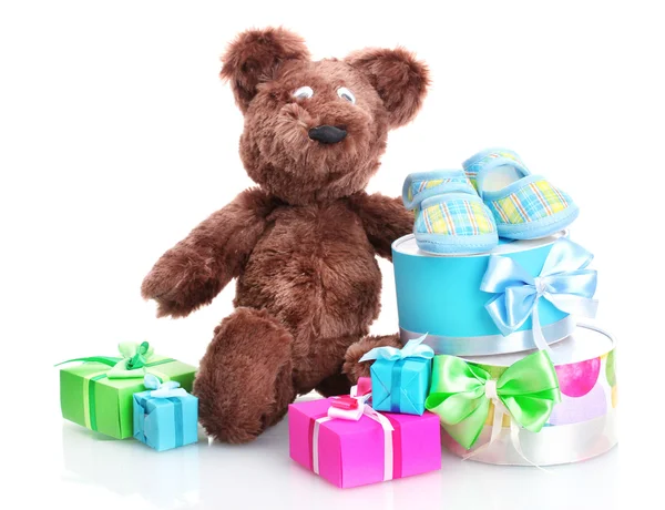 아름 다운 선물, babys bootees와 흰색 절연 곰 장난감 — 스톡 사진