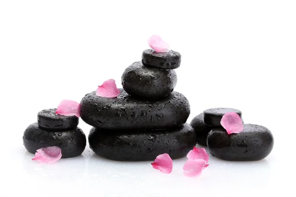 Pedras de spa com gotas e pétalas rosa isoladas em branco — Fotografia de Stock