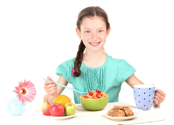 Lilla vackra flicka har en frukost på vit bakgrund — Stockfoto