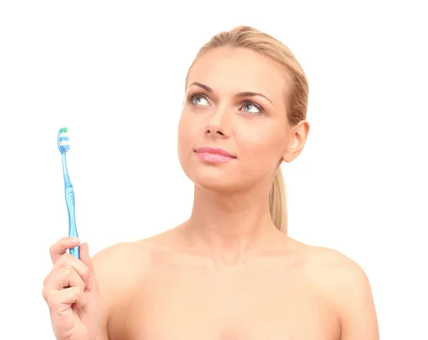 Jolie jeune femme avec une brosse à dents sur fond blanc gros plan — Photo