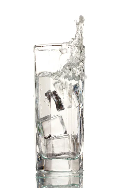 Świeżej wody w szkle z kostkami lodu na białym tle — Zdjęcie stockowe