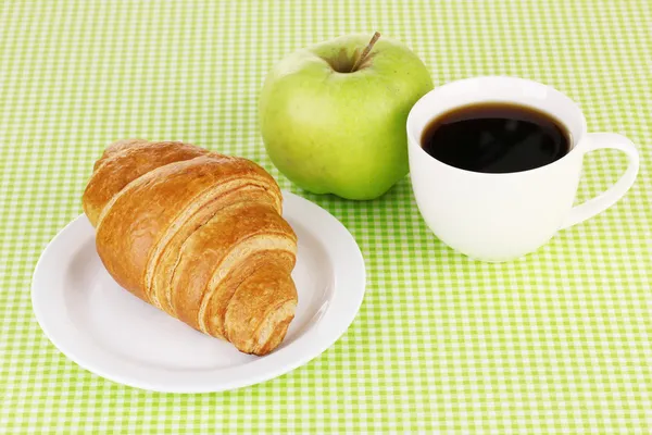 Klassinen aamiainen. Kahvi ja croissant — kuvapankkivalokuva