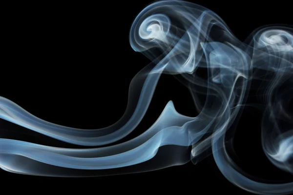 검은 배경에서의 노골적 인 연기 — 스톡 사진