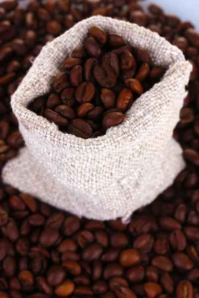 Кофейные зерна в холсте крупным планом — стоковое фото
