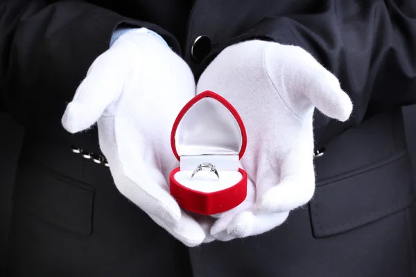 Руки, держащие кольцо в коробке — стоковое фото