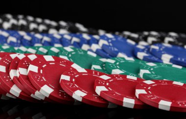 siyah üzerine izole casino chips yakın çekim