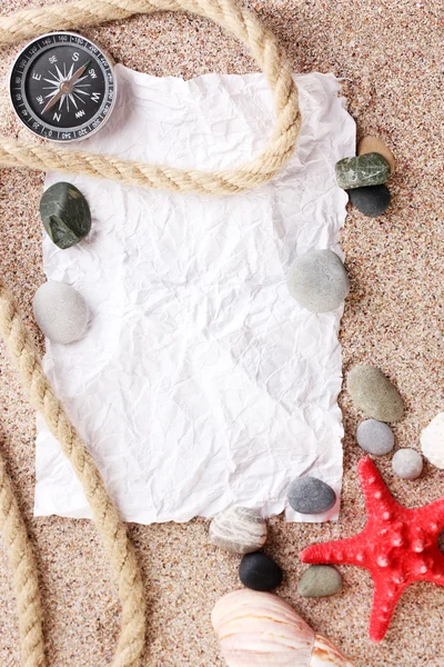 Papel en blanco en la playa de arena con conchas marinas y estrellas de mar — Foto de Stock