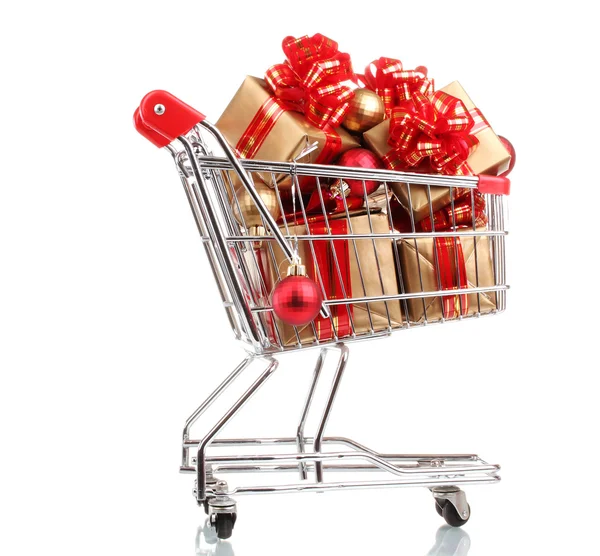 Mooie gouden geschenken met rood lint en kerstballen in winkelwagen geïsoleerd op wit — Stockfoto