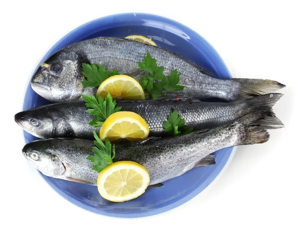 레몬과 화이트에 고립 된 접시에 파 슬 리와 신선한 물고기 — 스톡 사진