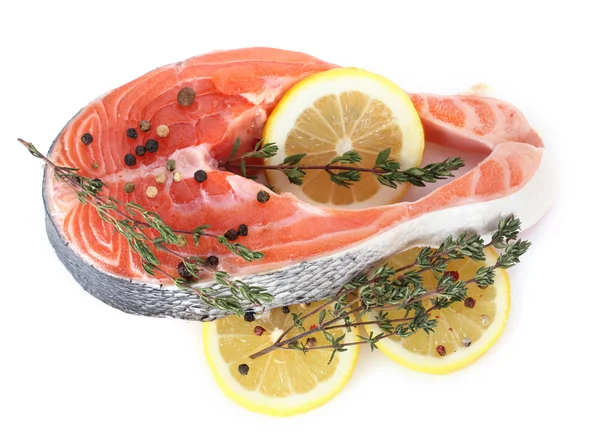 Červená ryba s citronem a tymián izolovaných na bílém — Stock fotografie
