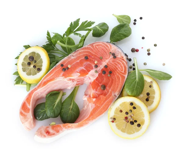Červené ryby s citronem, petržel a pepř izolovaných na bílém — Stock fotografie