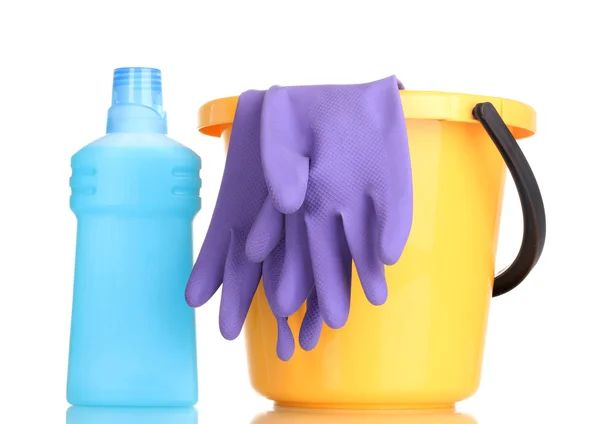 Detergente e secchio con guanti isolati su bianco — Foto Stock