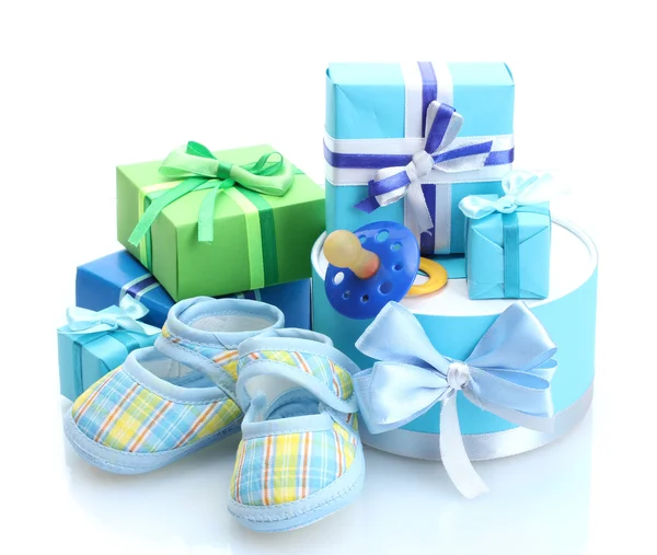 Schöne Geschenke, Babystiefel und Schnuller isoliert auf weiß — Stockfoto