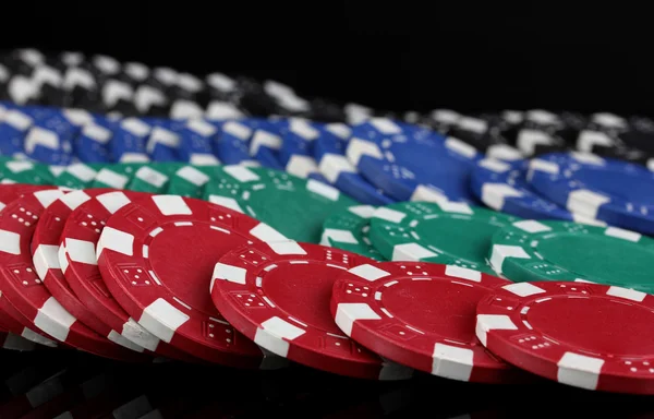 Close-up μάρκες καζίνο που απομονώνονται σε μαύρο — Φωτογραφία Αρχείου