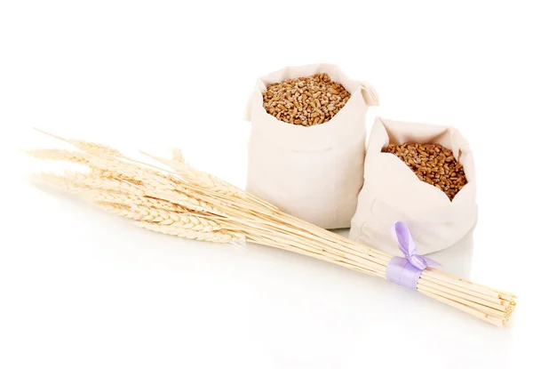 밀가루와 밀 곡물 흰색 절연 — 스톡 사진