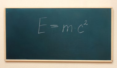 Masanın üzerinde yazılı matematik formülleri