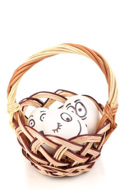 Sepette Beyaz izole komik yüzü olan beyaz yumurta