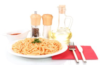 kompozisyon üzerinde beyaz izole domates soslu lezzetli pişmiş spagetti