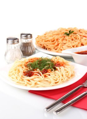Beyaz arka plan yakın çekim üzerinde domates soslu lezzetli pişmiş spagetti bileşimi