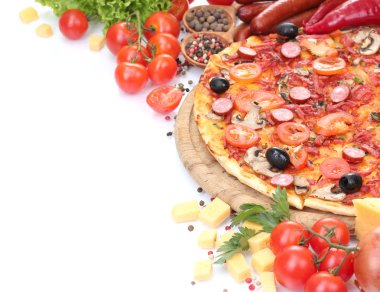 güzel pizza, sebze ve üzerinde beyaz izole salam