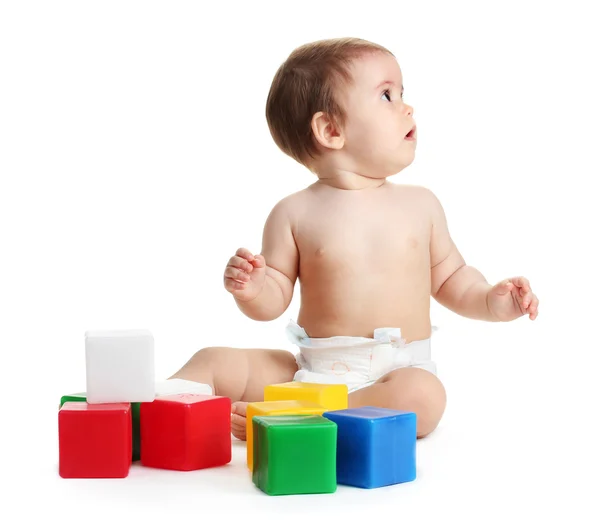 Мила дівчинка грає з кубиками ізольовані на білому — стокове фото
