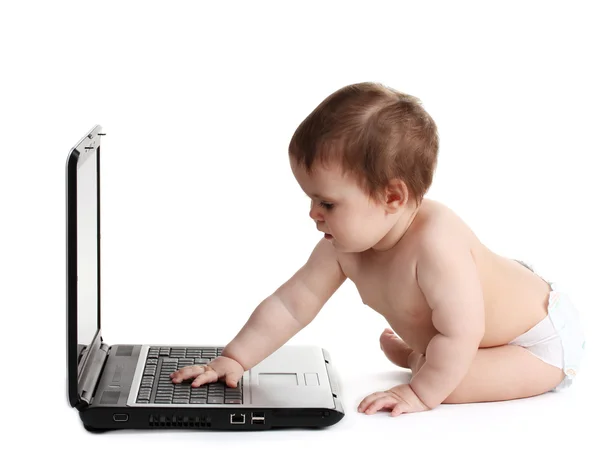 Niedliche Baby-Mädchen und Laptop isoliert auf weiß — Stockfoto