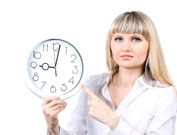 Junge Geschäftsfrau hält Uhr isoliert auf weiß — Stockfoto