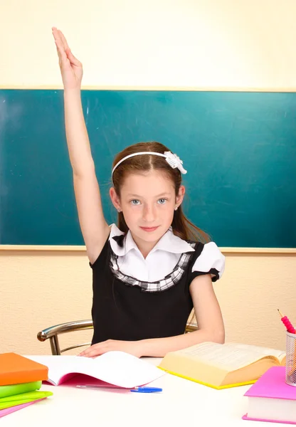 Linda colegial em sala de aula — Fotografia de Stock