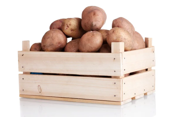 पांढरा वर वेगळे लाकडी बॉक्समध्ये कच्चे बटाटे — स्टॉक फोटो, इमेज